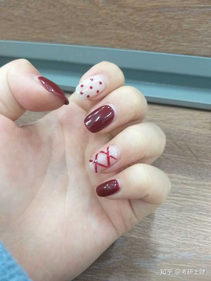 手黑的话涂什么指甲油会比较好看?