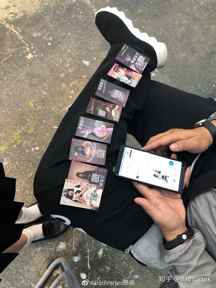 怂恿观众集齐地面小卡片