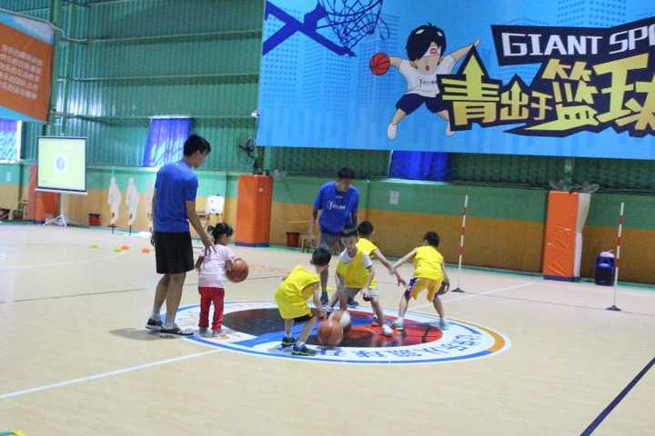 东城青少儿篮球培训，中外教结合教学