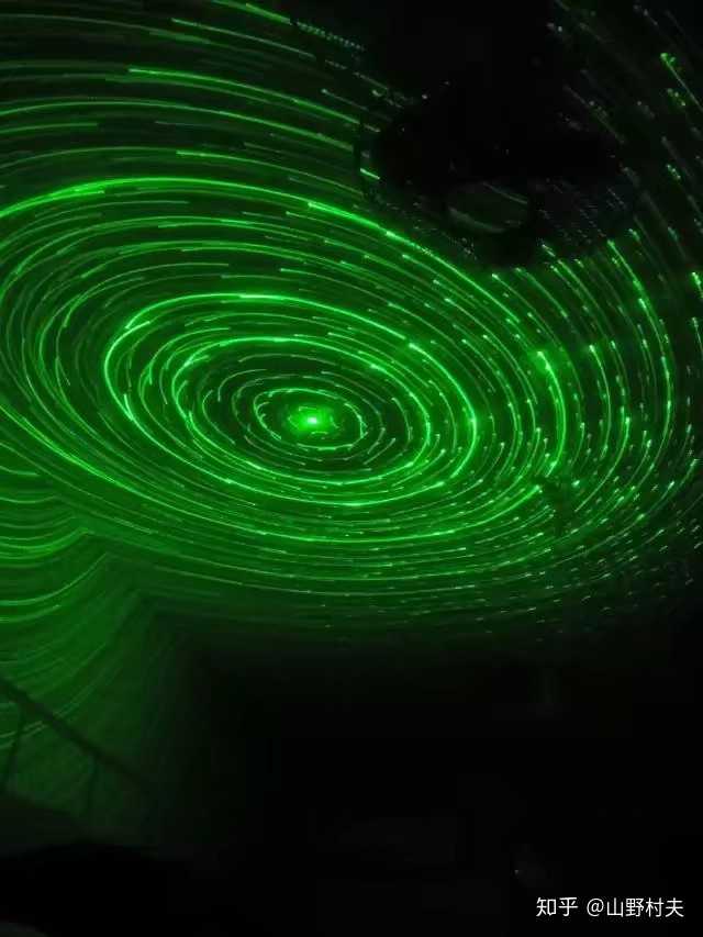 晚上,在其他宿舍里玩,回来的时候看见室友玩那个绿色的红外线,还可以