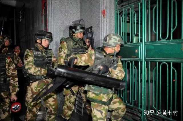 老乡开门,我们来送温暖啦,送一间小房一日三餐加一对银手镯