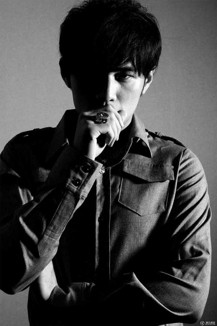 周杰伦啊,不仅有才,而且随着年龄增长越发成熟幽默,还经常健身男人味