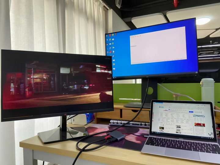笔记本怎样外接两个显示器？