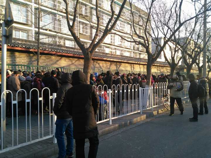 目前大概有数百名宝粉挤在信访局门口