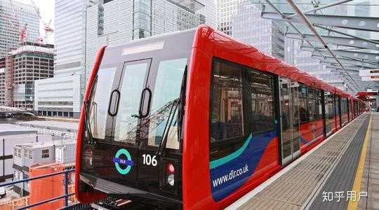 乘坐公共交通时需要oyster card交通卡,学生的话可以另外申请注册