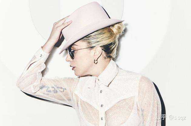 有一位叫乔安妮的乡村歌手唱歌唱得挺不错的