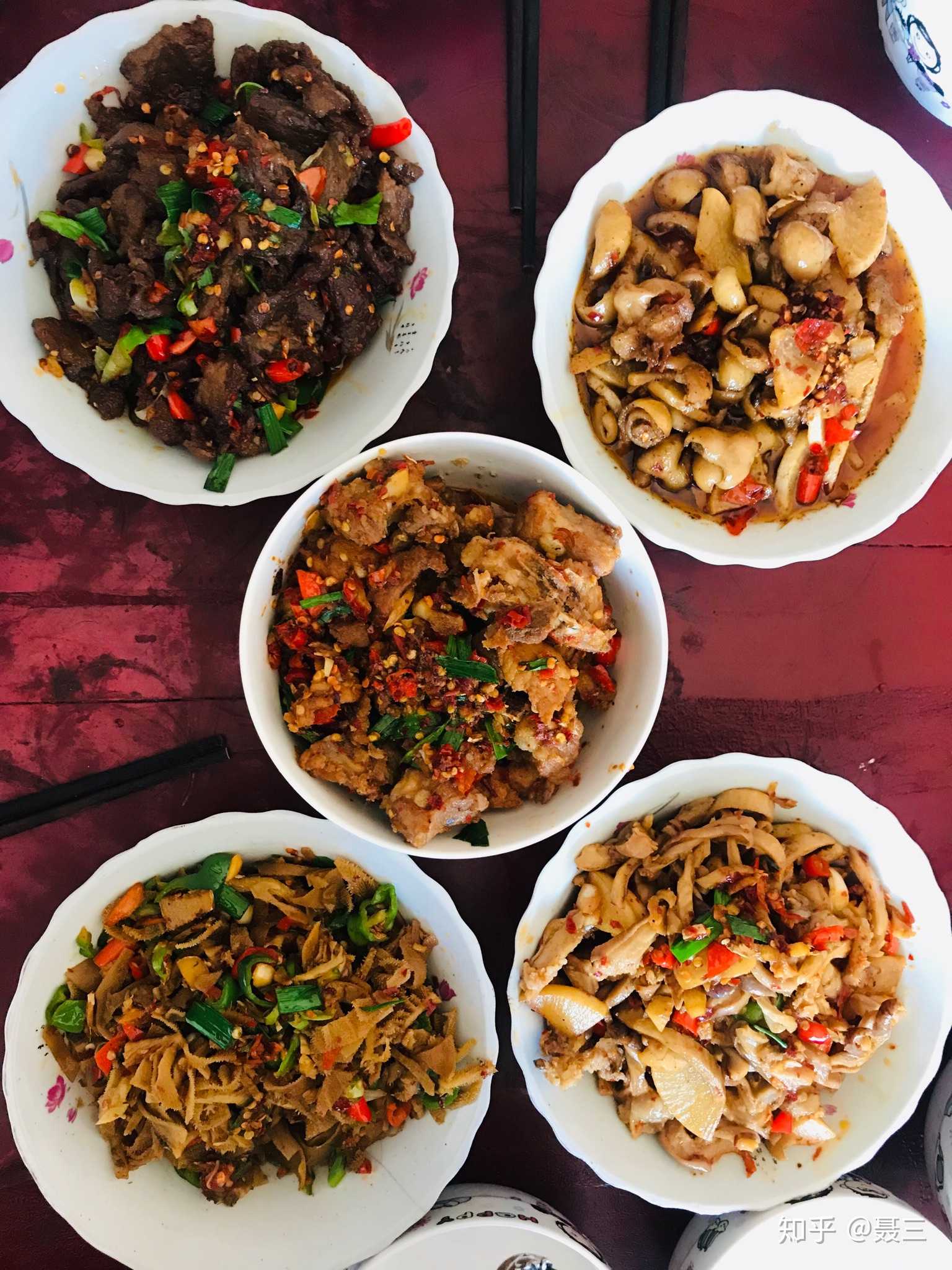湖南餐桌上的菜一眼望去全是辣椒,辣椒炒各种,啦啦啦