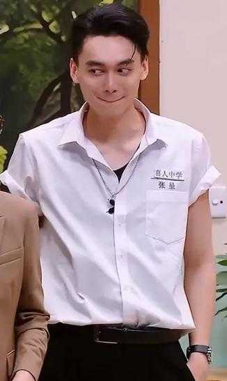 喜剧演员张呈以其独特「吐槽风格」走红,他的喜剧为何能精准戳中观众笑点? - 知乎