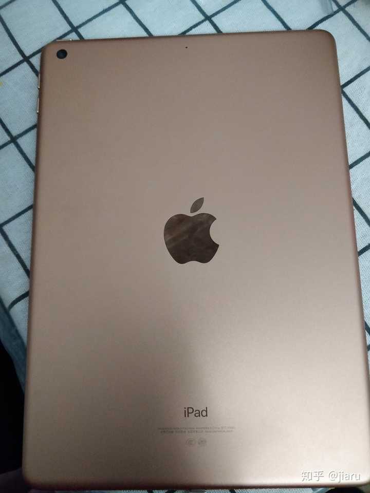 金色,本来想买银色的,买错了,不过金色还行.反正一般都得带壳