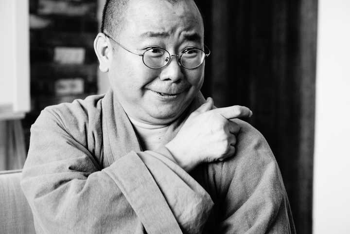 照片里的人是西安终南山净业寺的方丈本如法师,那天法师在讲课,讲得出