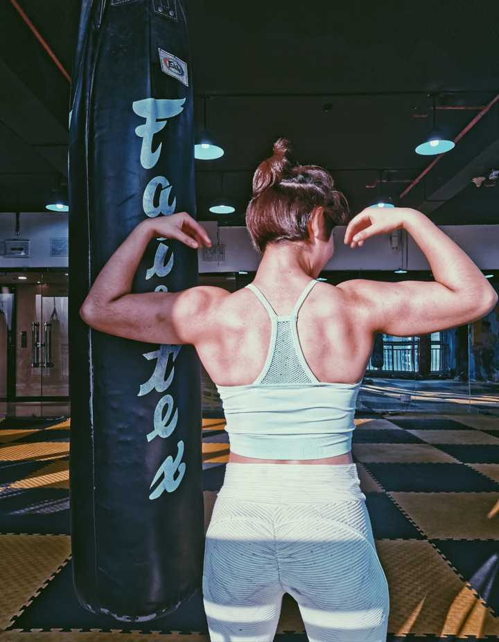 为什么很多顶级女子搏击运动员身上的肌肉线条并不明显
