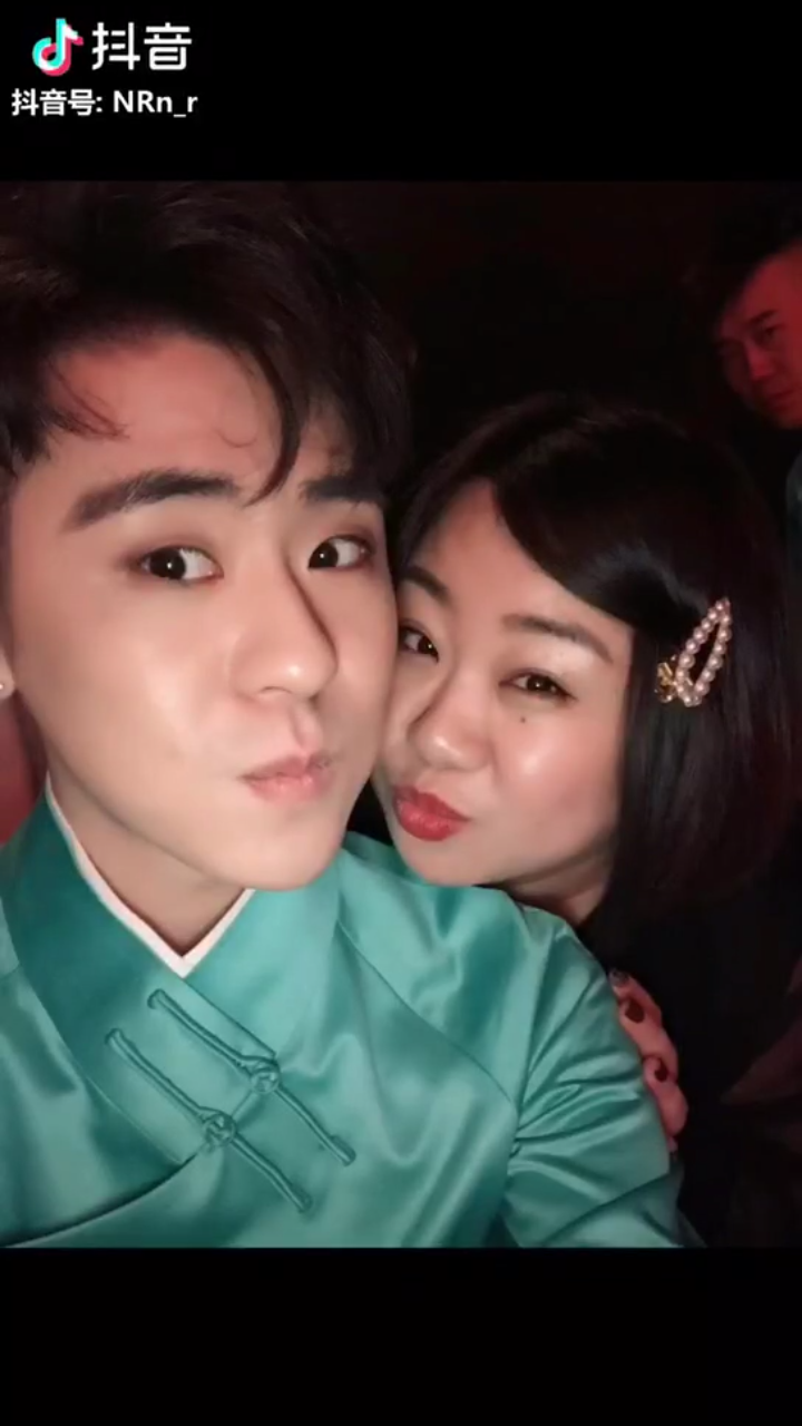 为什么九辫儿的大褂儿都是双排扣,而德云社其他人都只有一个扣呢?