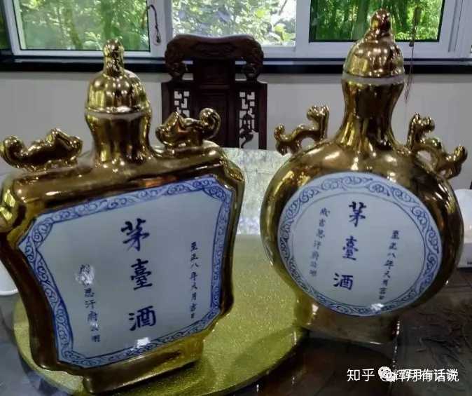 酒瓶正中三个大字" 茅台酒",左侧写有" 成吉思汗府公用",右侧写的 ""