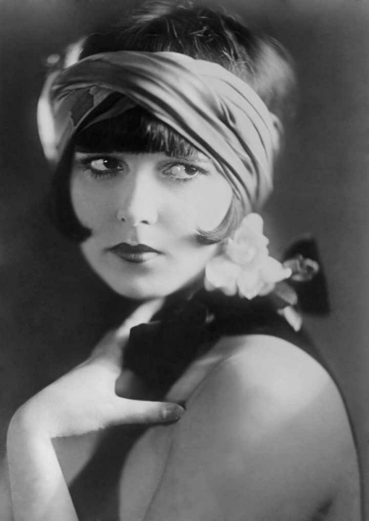 女影星,以在20世纪20年代的默片中轻松自如的扮演放荡堕落角色而闻名