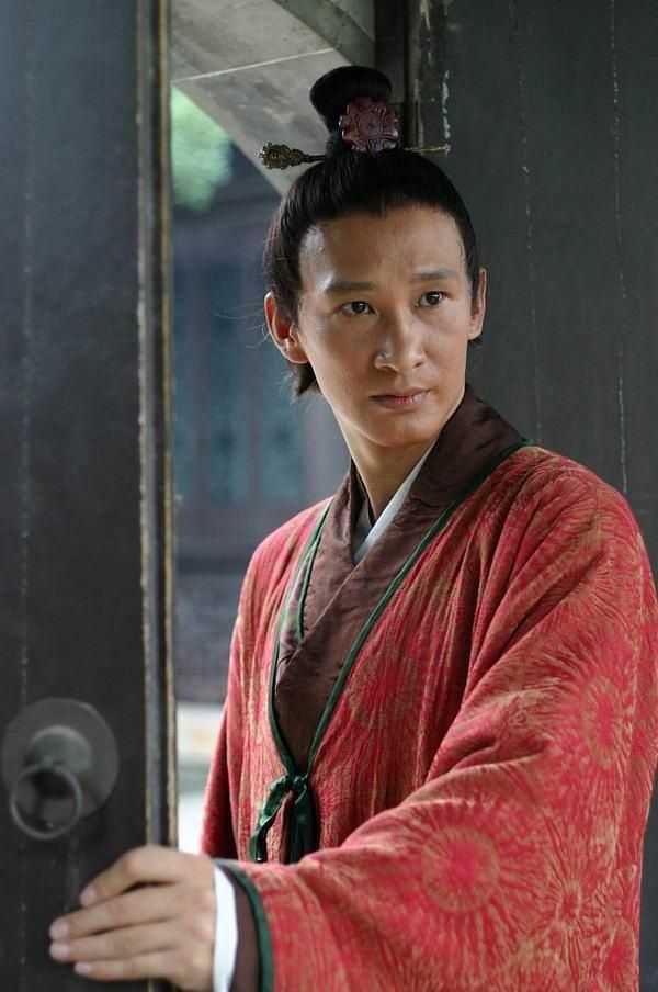 年初的荀令君,前些年的言侯爷.