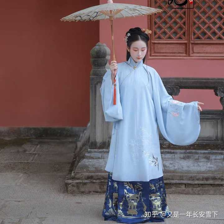 深蓝和大红的太平有象马面配什么颜色的上袄?