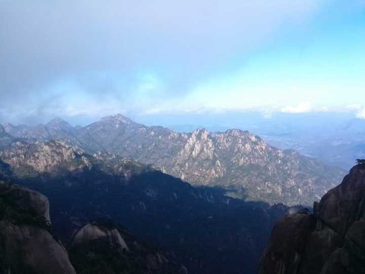 我想去一個有山有水的地方安定下來,不需要多大的城市.