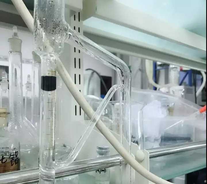 挥发油提取器提炼的中亚苦蒿的黑色精油 (图片来源:作者提供)