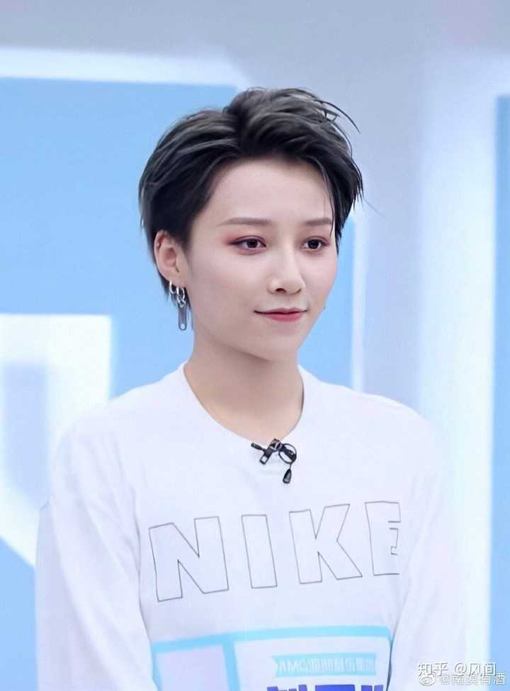 《青春有你 2》导师合作刘雨昕齐流海,半扎长头发,大家感觉怎么样?