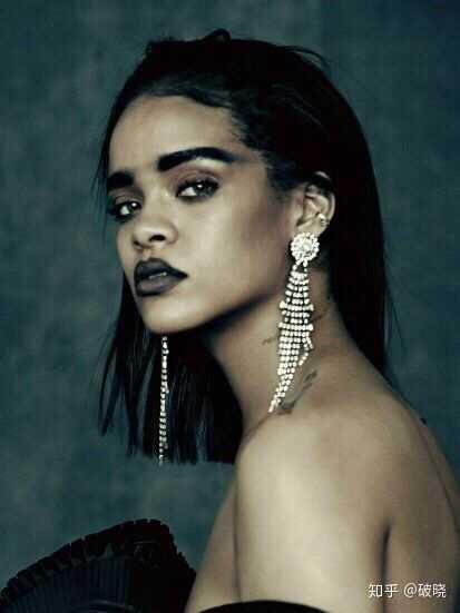 经典单曲《umbrella》一经发行就大卖1100万张,美国公告牌拿冠军下七