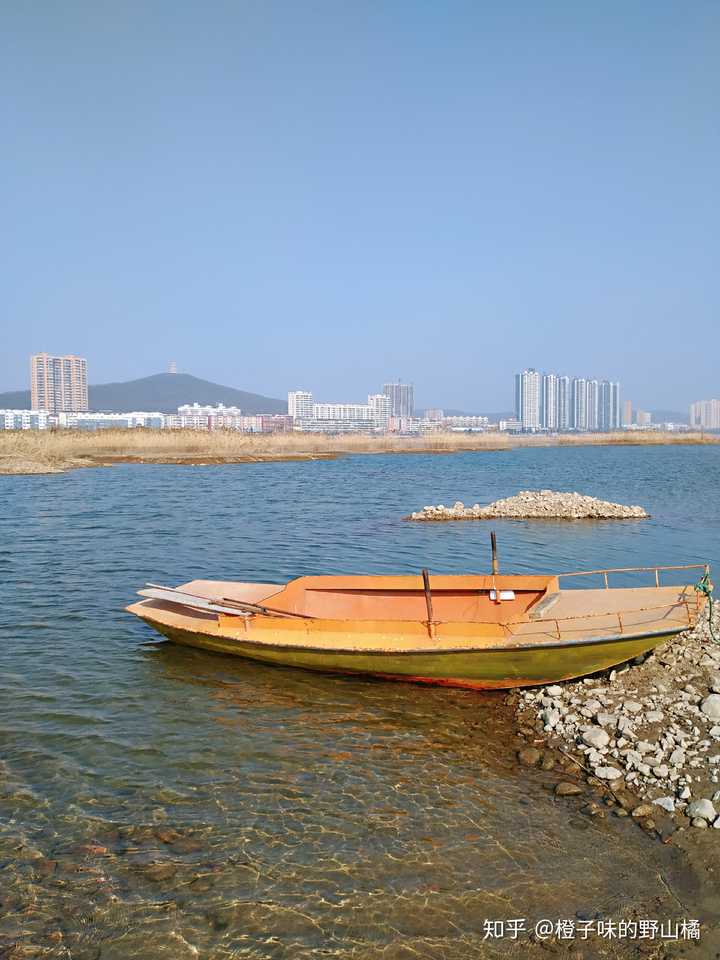 依然是冬天,去河边玩儿 天蓝如洗,水清见底,一条小船在岸边摇曳.