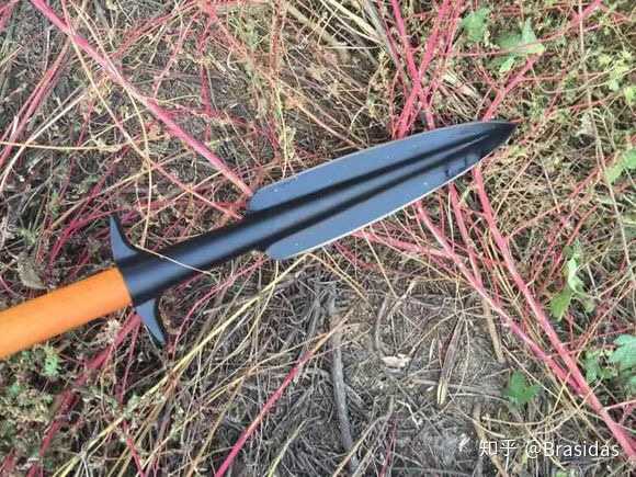 中国人民爱用的猎叉,和野猪矛类似,刺中之后也可以顶住猎物,防止过分