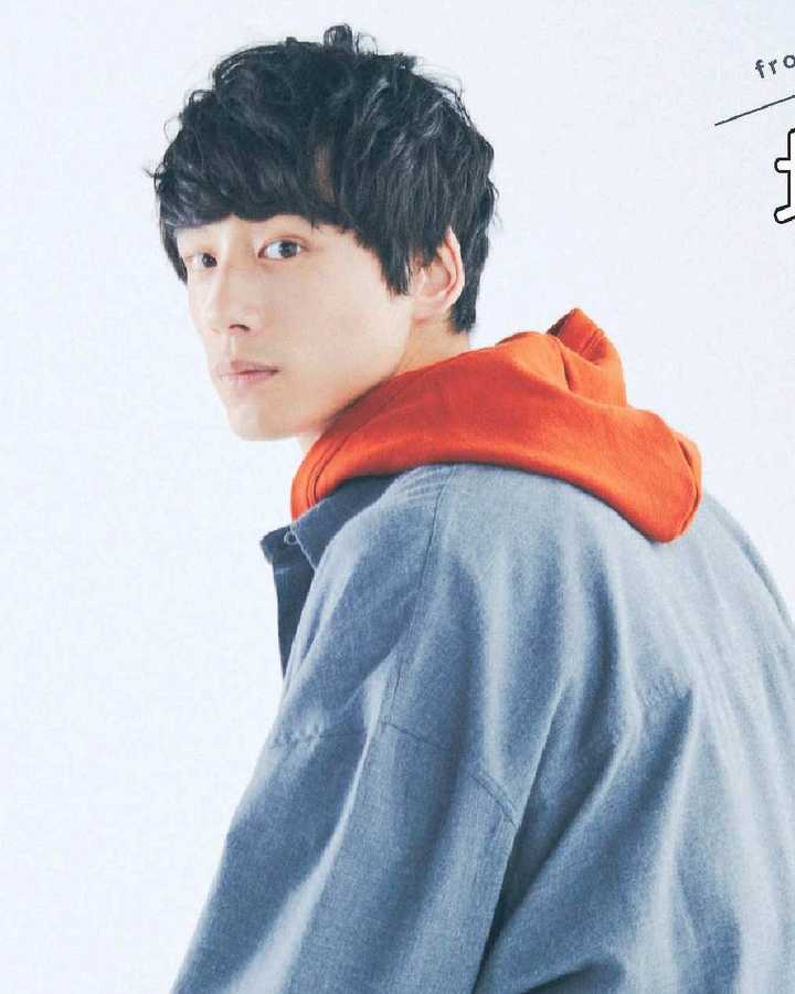 18—22岁的大学生男生怎么搭配服装显得出众?