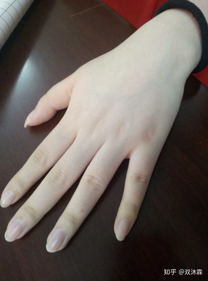 我的手主要是嫩,没有毛孔,还有点肉.