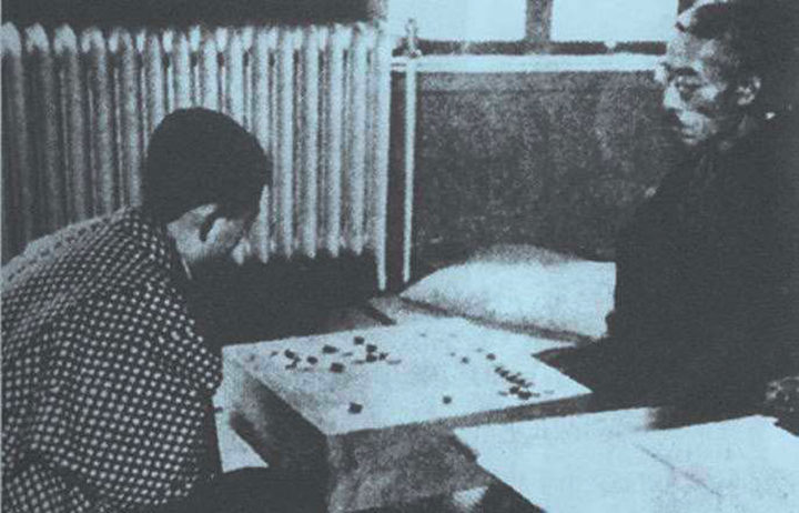 14 岁的吴清源初到日本，本因坊秀哉（右）就和他下了一盘指导棋