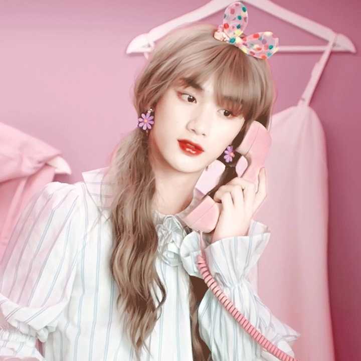 就显得女装有点违和感  不过微博自拍是好看的 张真源的吧 好妖艳 我