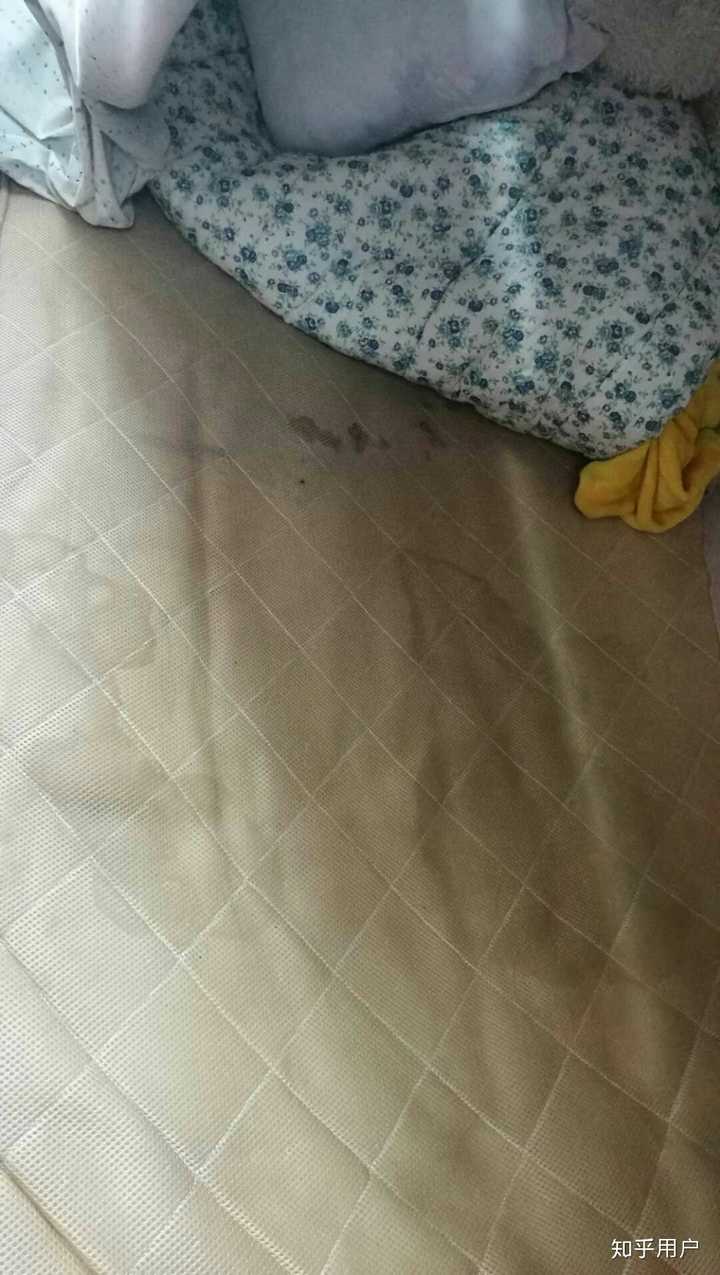 因为脏直接不用床单被套,平时喜欢不穿衣服躺在满是污渍的床垫上.