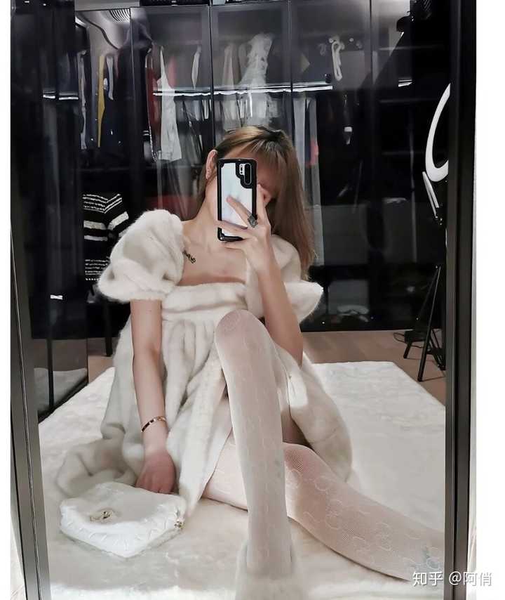 在教室女生可以穿白色连裤袜吗?