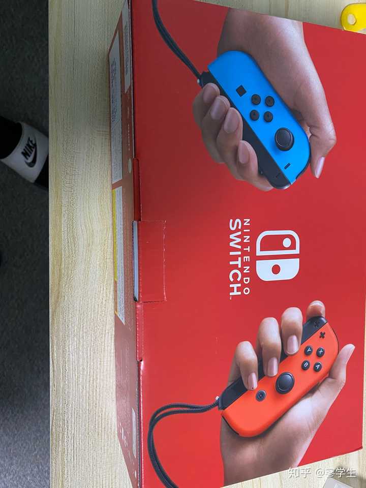 已入手的韩版switch,因为答主是在韩国留学的大学生,所以买的韩版