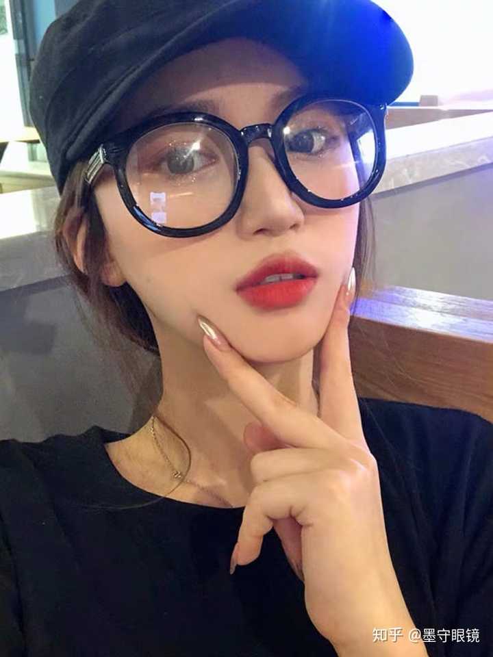 为什么我觉得戴眼镜的女孩子都长一个样?分析分析这种穿戴类的脸盲症?