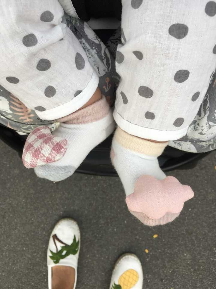 娜娜的云朵小袜子配合妈妈的休闲鞋