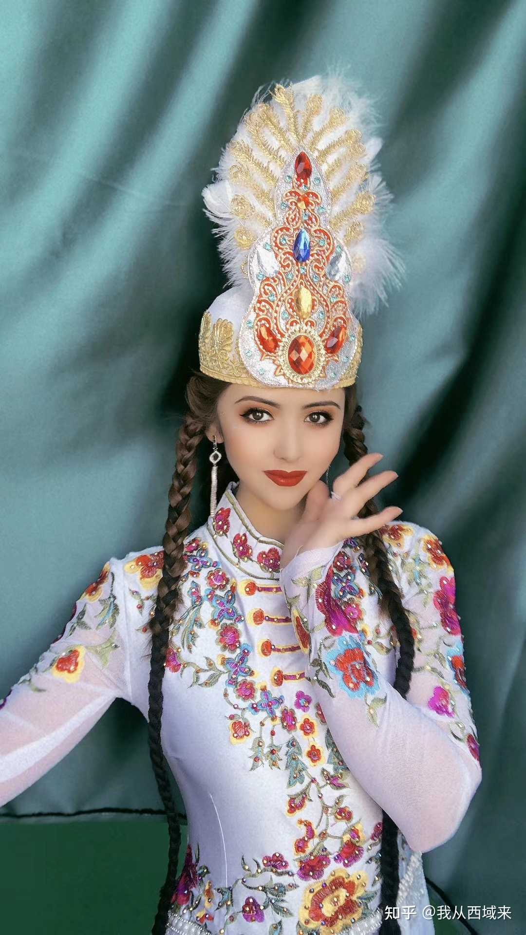 朋友圈一组新疆姑娘演出照分享给大噶有网友说这就是维护国家统一的内