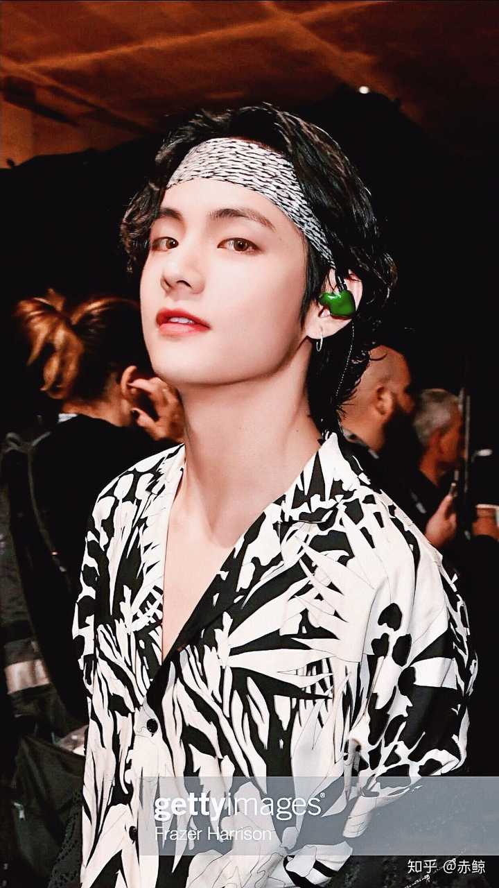 如何评价金泰亨2020年格莱美的造型