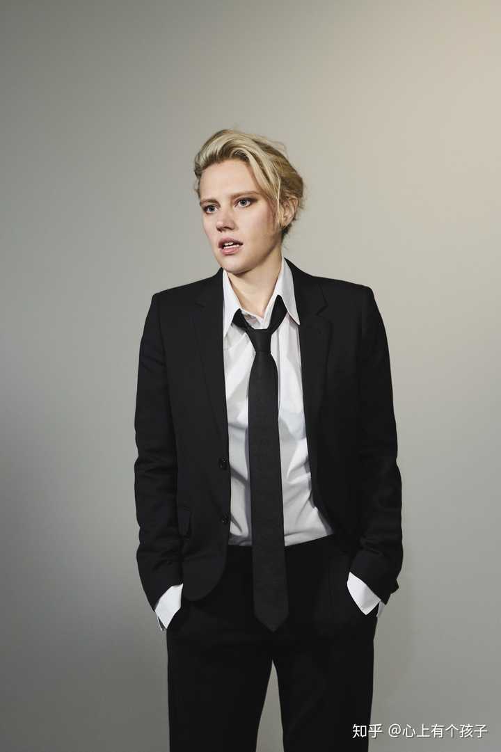 (kate mckinnon说的,不是我,不是我) 附上她的照片,其实我是来宣传