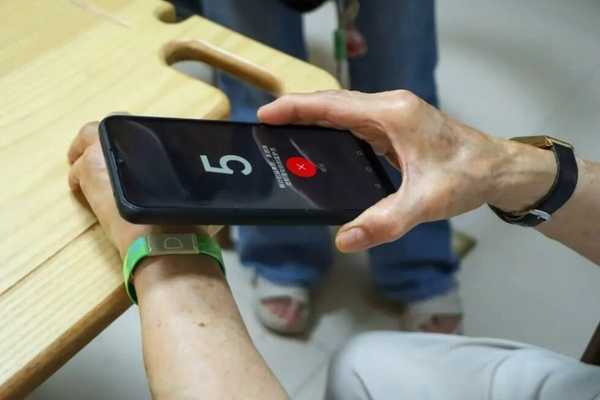 原「死了么」App 年费最高 199 元，由政府采购供独居老人免费使用，收费高吗？政府采购有必要吗？