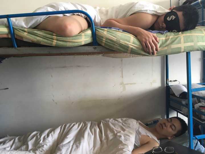 我是上铺,下面的是大学的好哥们,这是别人给我们拍的我们逃课睡觉的