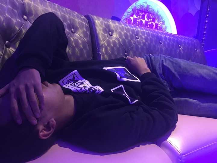 一个人在ktv唱四个小时是什么体验?