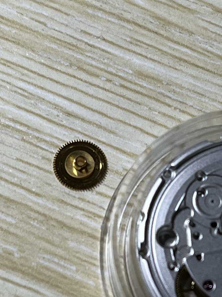 钟表的指针怎么做到一根轴上面时针分针秒针走的速率都不同的? - 知乎
