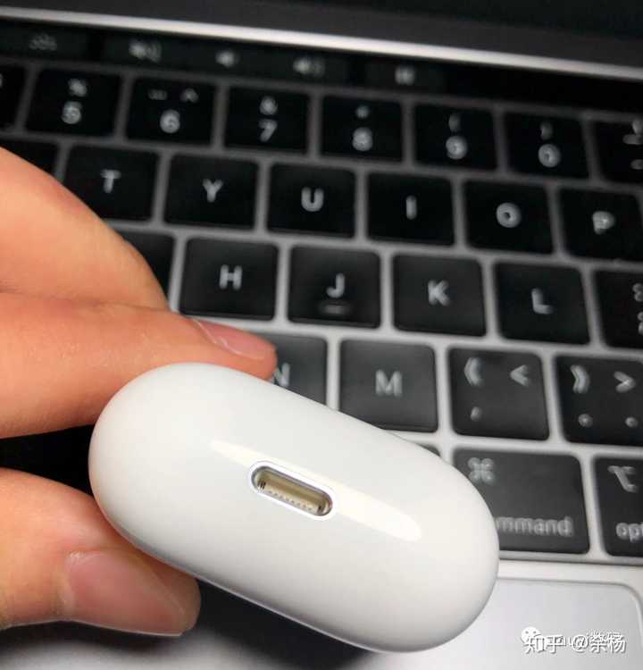 airpods充电盒丢了,买了个山寨的盒子不能匹配只能充电的一直用.