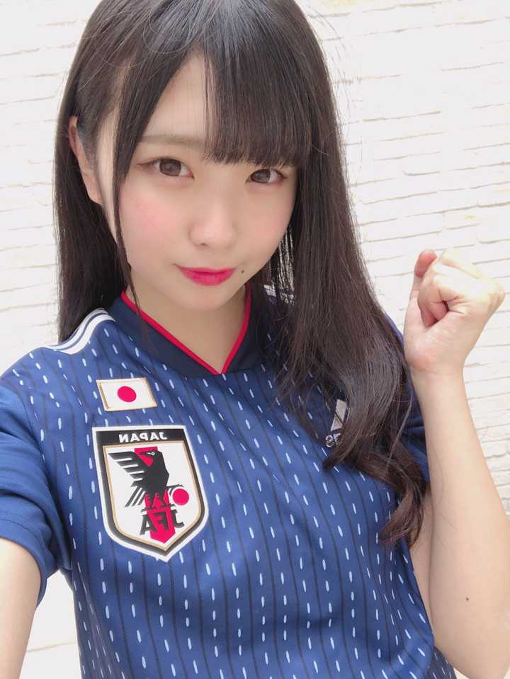 com/ayana9932/status/1008114221945577472?