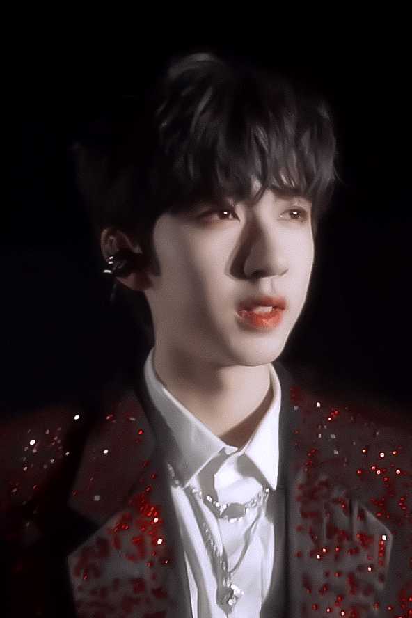 好喜欢贺峻霖大家可以分享下他极具反差的图吗比如奶奶的帅气的这样