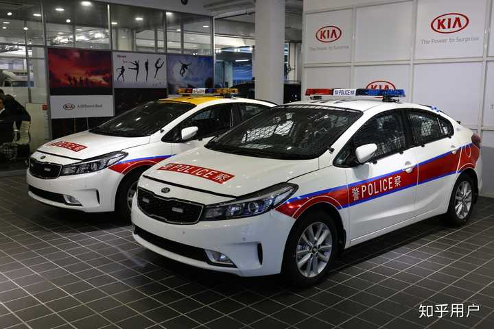 韩国起亚警车, 左边为可在机场禁区内行驶的警车,留意黄色车顶和警灯