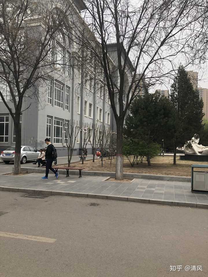 太原理工大学的图书馆或教室环境如何?是否适合上自习?