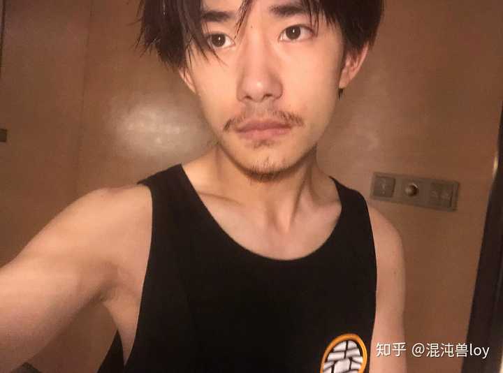 同意看脸 比如这个胡子拉碴不修边幅的男人