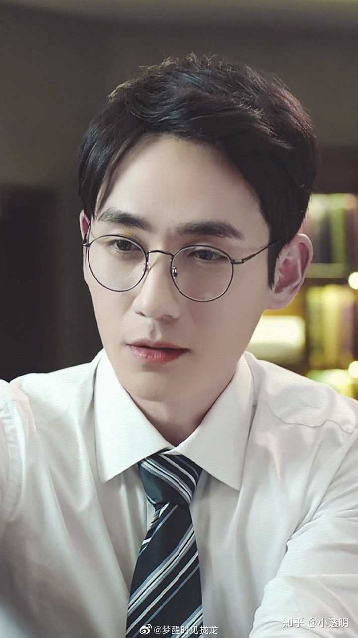 为什么我感觉朱一龙戴眼镜比不戴眼镜好看?
