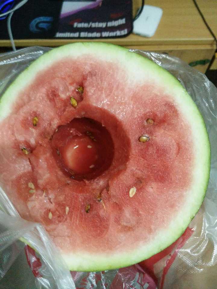 刚买的半个西瓜 瓜心被室友给偷偷挖去了